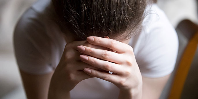 Dona pensant depressió perinatal